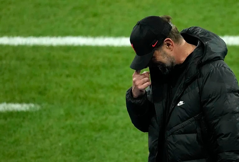 El peor momento del entrenador que busca rehacer al equipo que convirtió en multicampeón