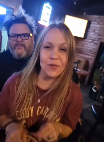 Estrella de rock de los años noventa irreconocible mientras sorprende a un fan en TikTok viral